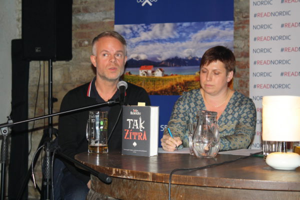 Tore Renberg s tlumočnicí Hanou Kendíkovou